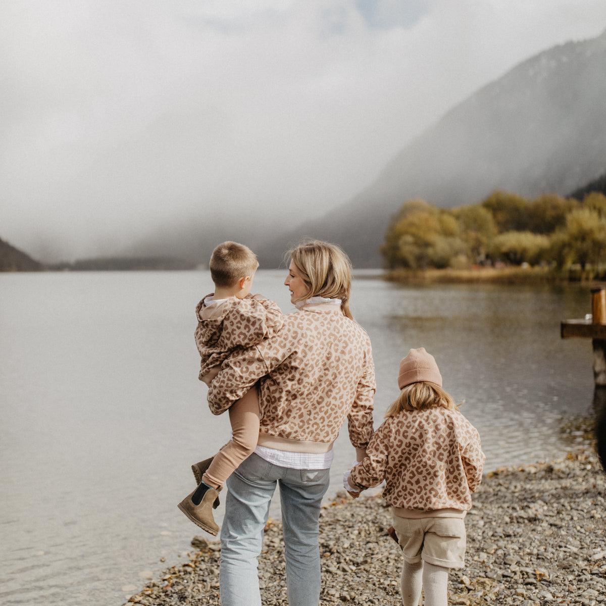 Pullover mit dunklem Leoprint für Kinder – Bild 4