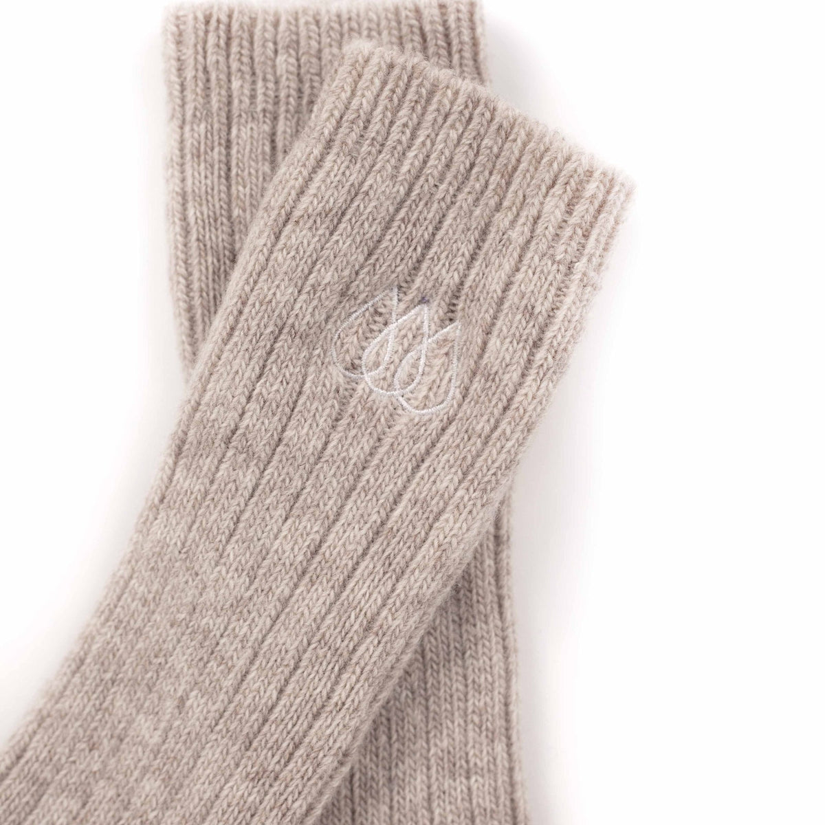 Halfen Wollsocken in Natur – Detail der Rippenstruktur und Stickerei