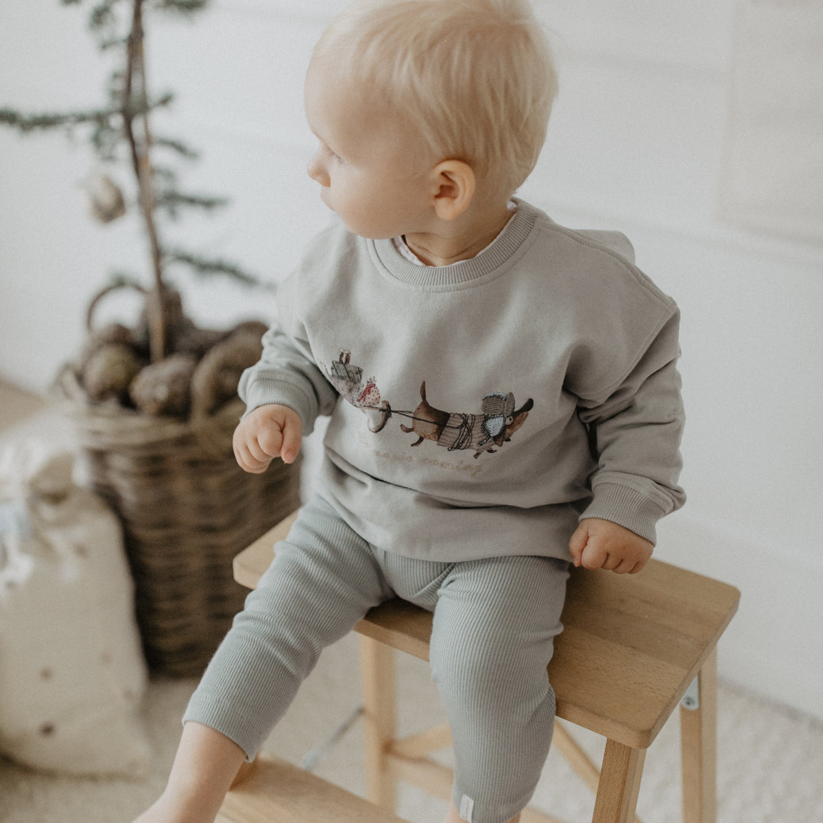 Unisex Oversized Sweatshirt Dackel „christmas is coming“ – Bild 2