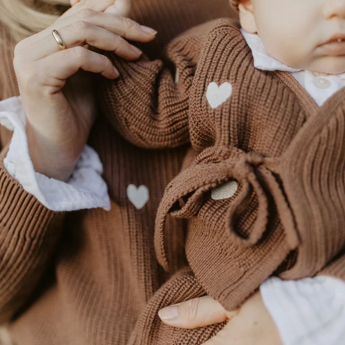 Baby-Strickjacke zum Wickeln „Hearts“ – Bild 2
