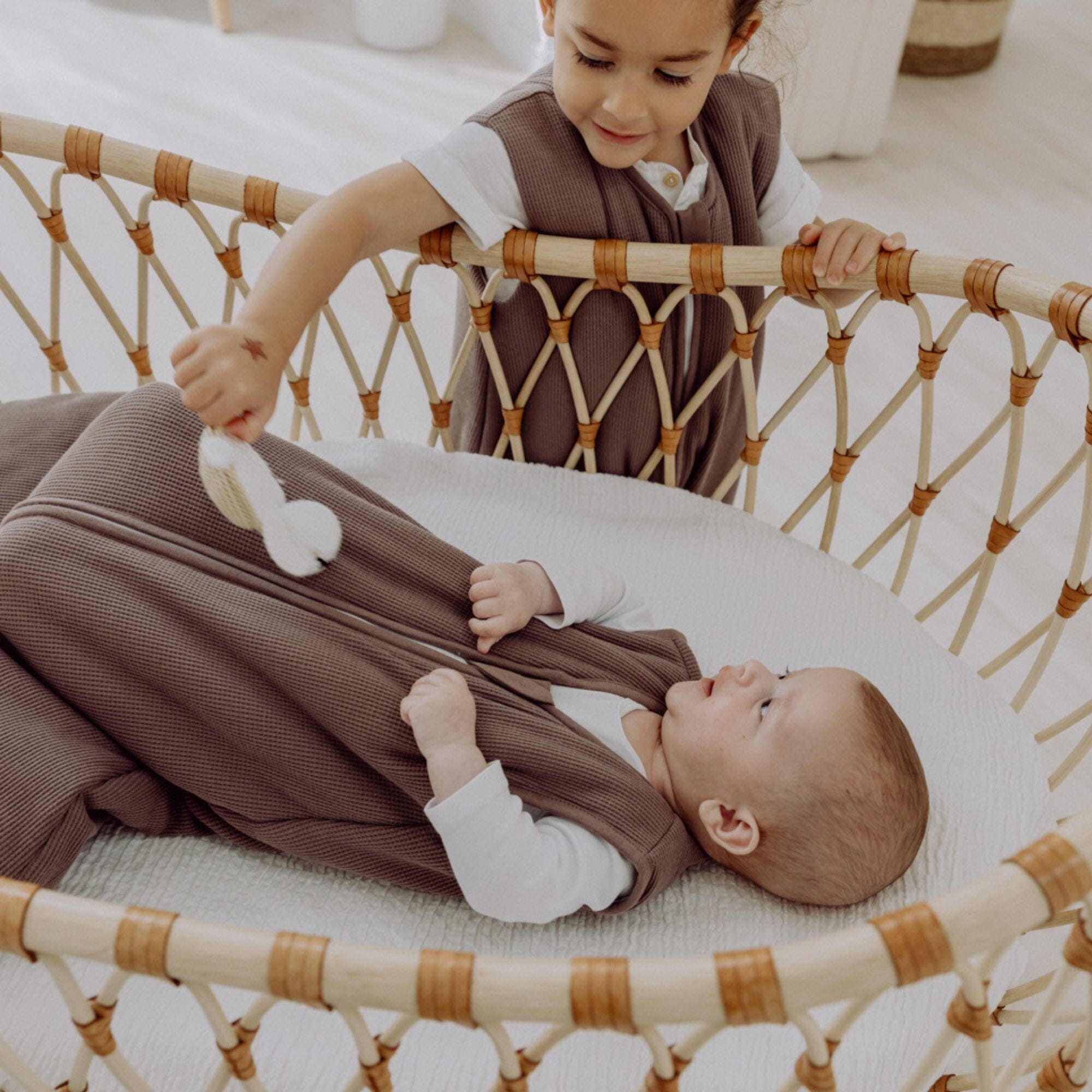 Babyschlafsack Essential Taupe – Moodaufnahme