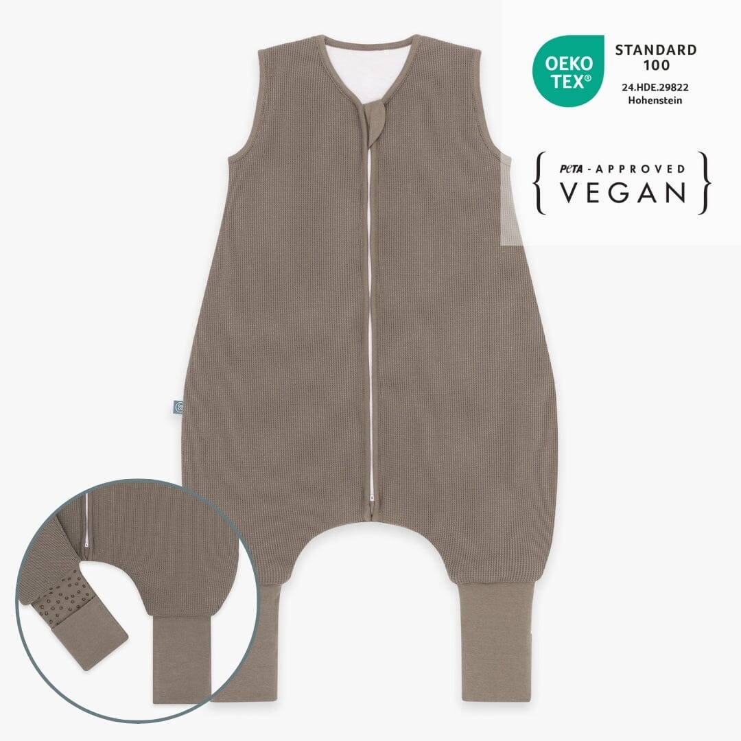 emma & noah Schlafsack mit Umschlag-Fuß 2,5 TOG Essential Taupe – Vorderansicht auf Weiß