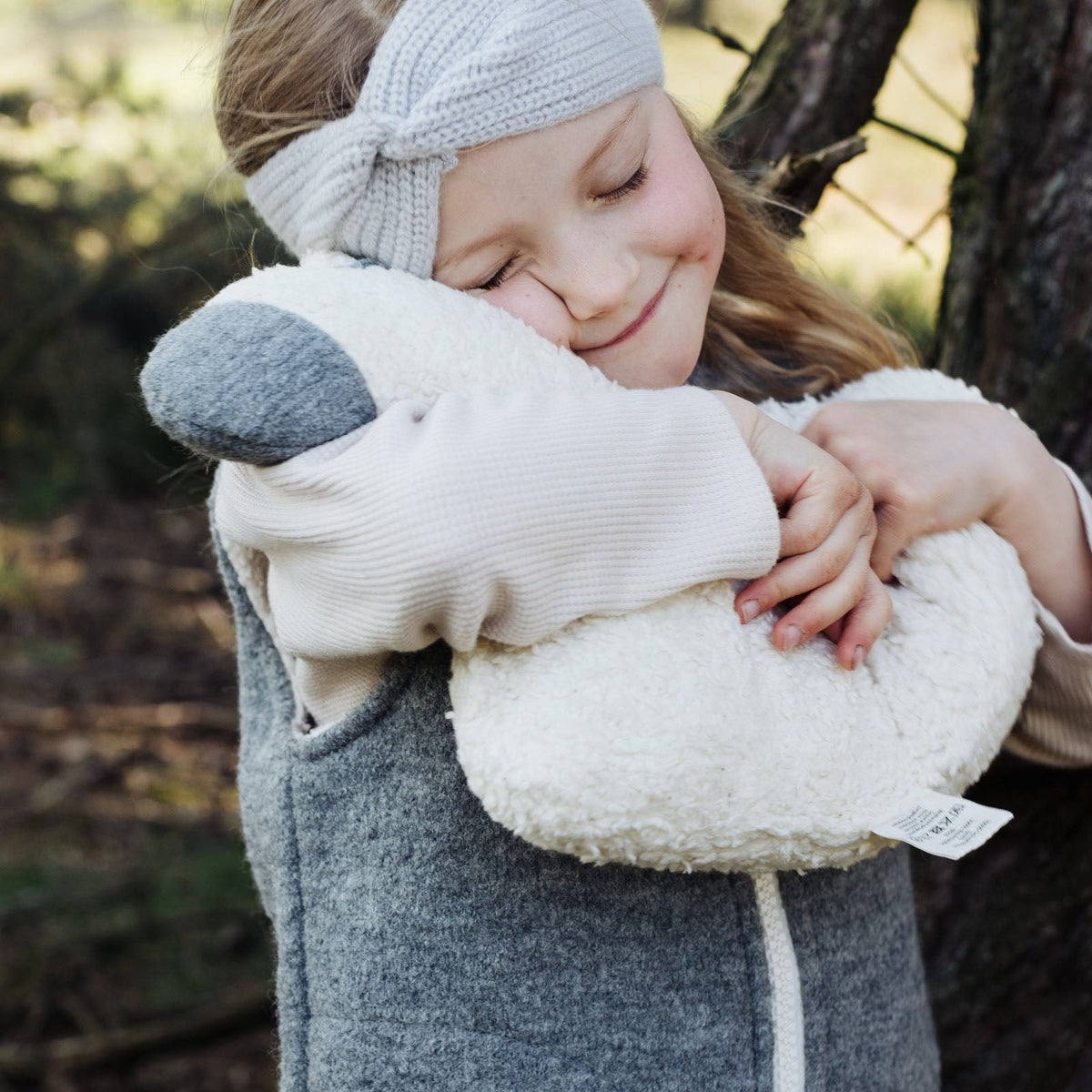 Kind trägt Halfen Cashmere-Merino-Stirnband in Beige