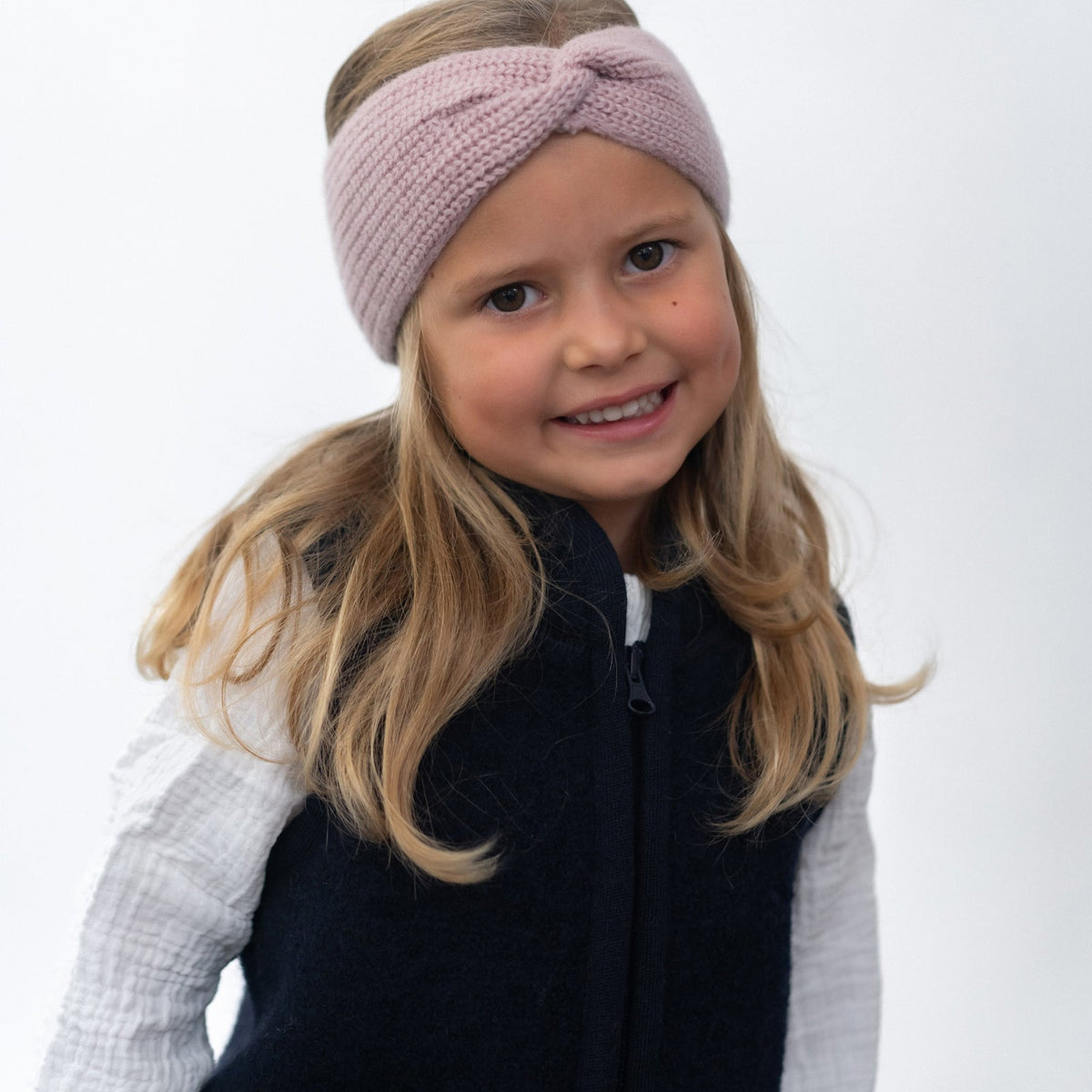 Kind trägt Halfen Cashmere-Merino-Stirnband in Altrose