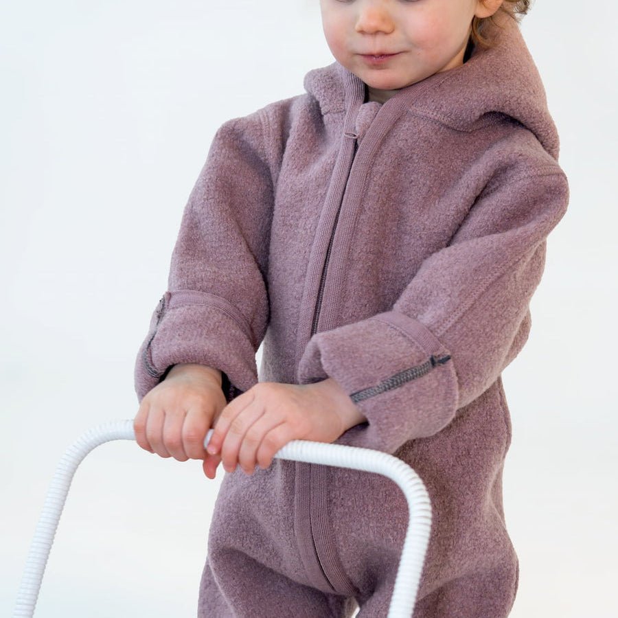 Kind trägt Halfen Walk-Overall in Mauve