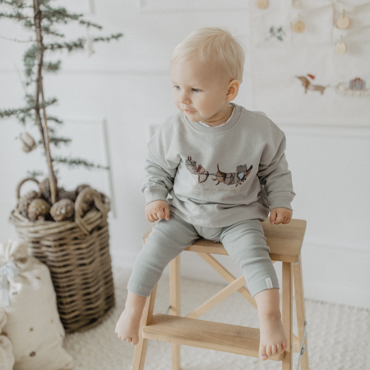 Unisex Oversized Sweatshirt Dackel „christmas is coming“ – Bild 4