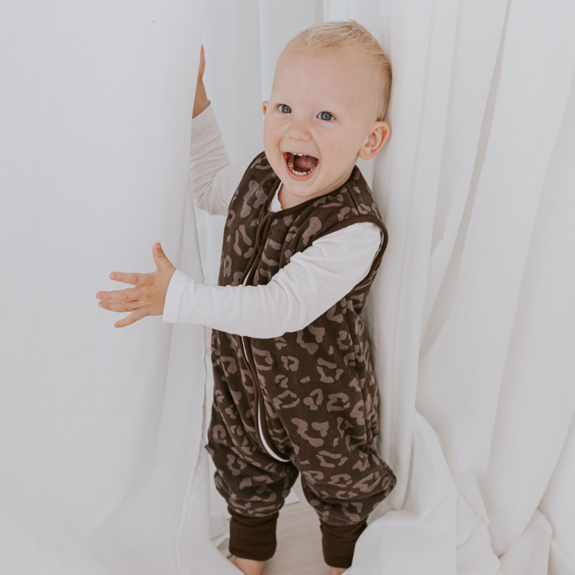 emma & noah Schlafsack mit Füßen 2.5 TOG Leo Chocolate – Ansicht 2