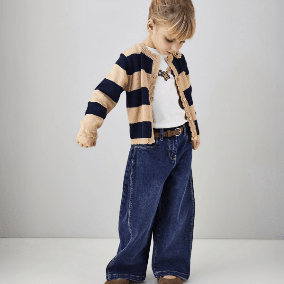 Lockere Jeanshose mit Gürtel
