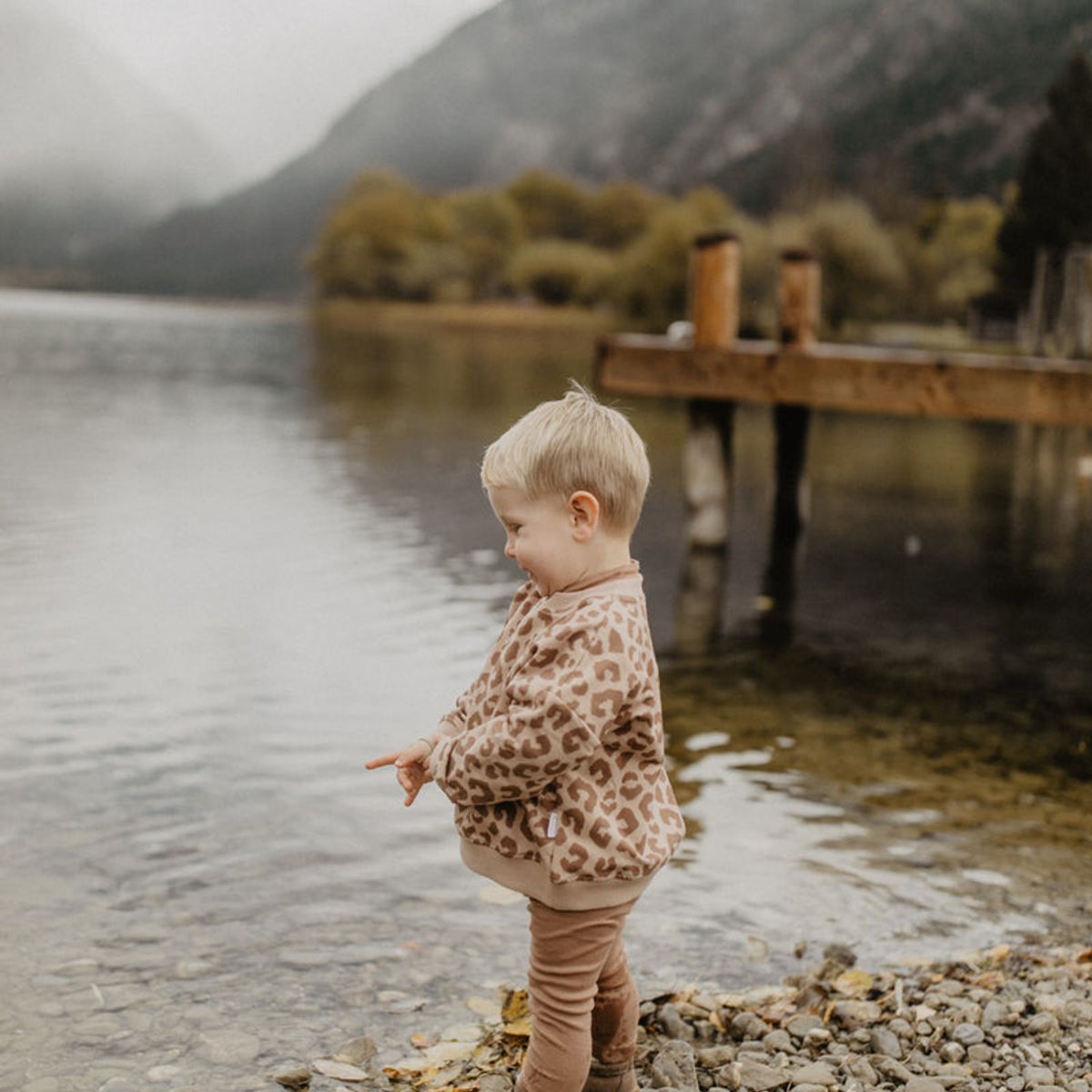 Pullover mit dunklem Leoprint für Kinder – Bild 3